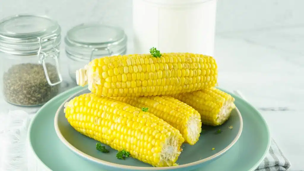 Corn on the cob on a blue plate.