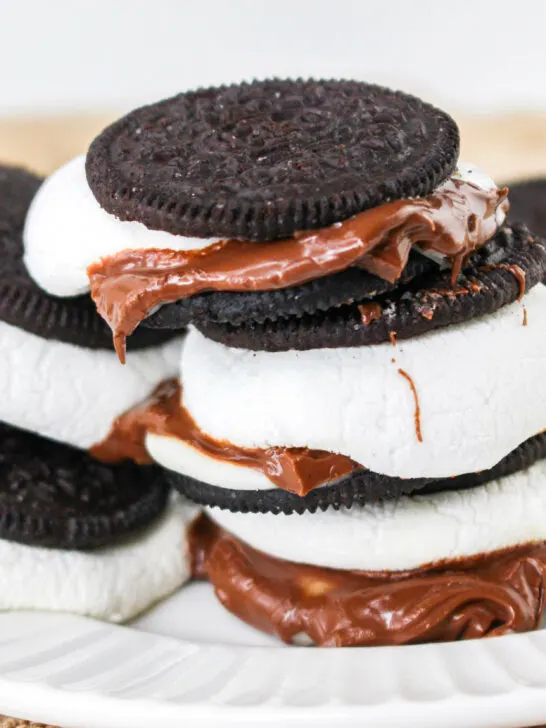 Plate of cookie sandwiches filled with marshmallow and chocolate spread.